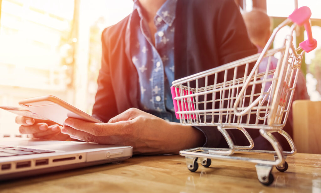 Vale a pena usar o hub de integração ANYMARKET? 3 cropped image woman inputting card information key phone laptop while shopping online Post